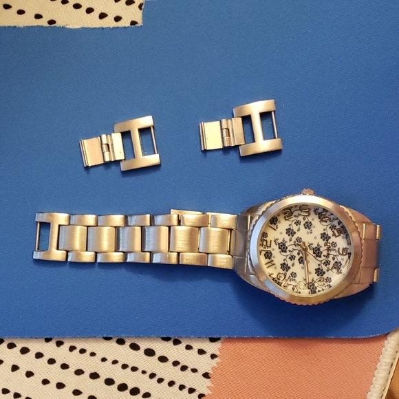Avenue Silver watch w/blue and white face - Picture 3 of 3